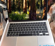 M4 13 inch Apple Macbook Air 2025 256/16gb barely used.