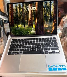 M4 13 inch Apple Macbook Air 2025 256/16gb barely used.