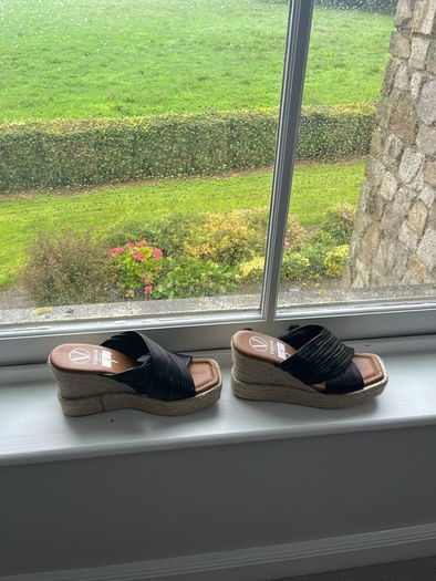VigueraBlack Wedge