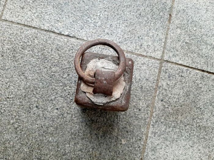 Antique weight