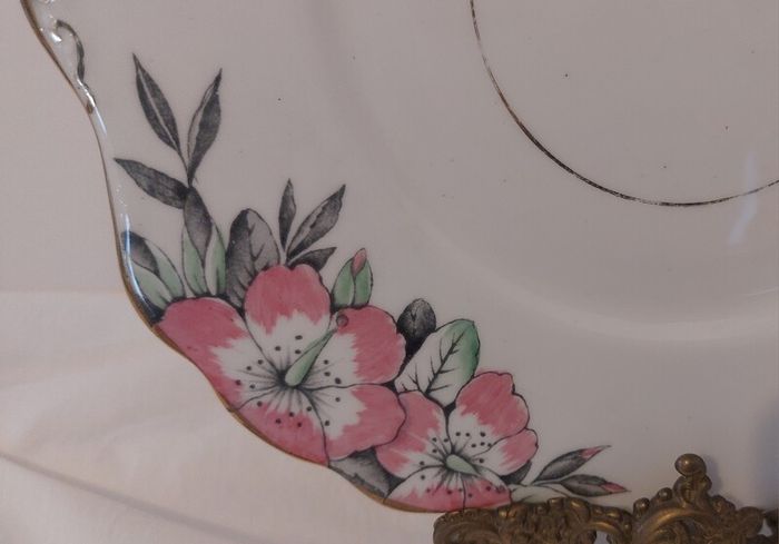 Fabulous Vintage Rare Patterned Royal Stafford Bone China Hand-Painted and Hand-Gilded Cake Display Plate in a Stunning Pink Hibiscus Pattern, Pattern no. 8239, Mint/Cabinet Condition