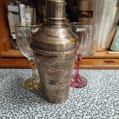 Vintage Art Deco English cocktail shaker silver plated.