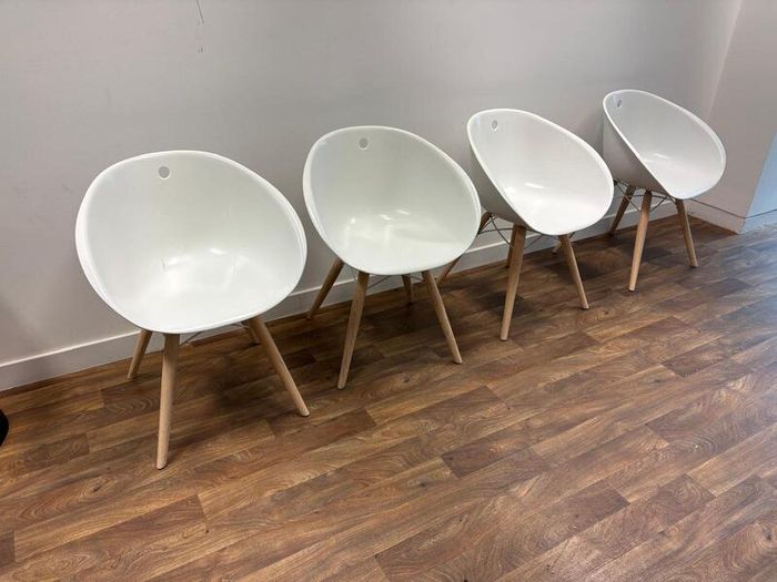 Round table with 4 chairs