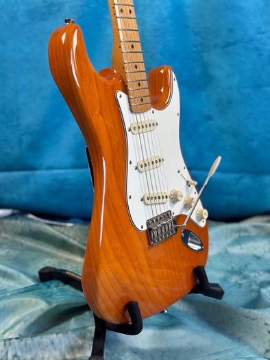 Fender vintera 70's strat aged natural.