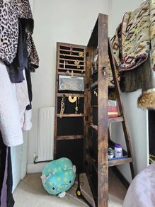 Mirror and jewellery cabinet, spins