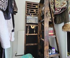 Mirror and jewellery cabinet, spins