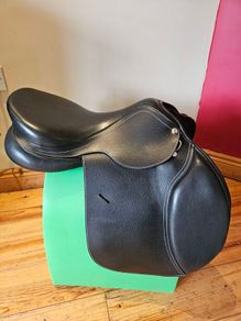 Black Close Contact Leather Saddle