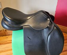 Black Close Contact Leather Saddle