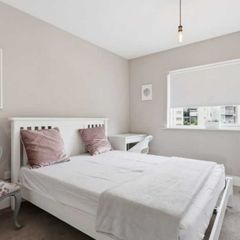 White bed frame (King size)