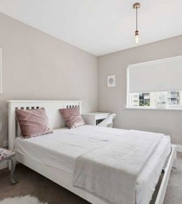 White bed frame (King size)