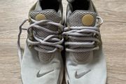 Grey Nike Runners: 5.5