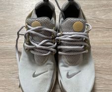 Grey Nike Runners: 5.5