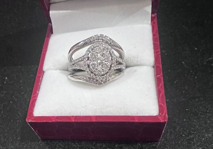Wedding and engagement ring set valued at 4800