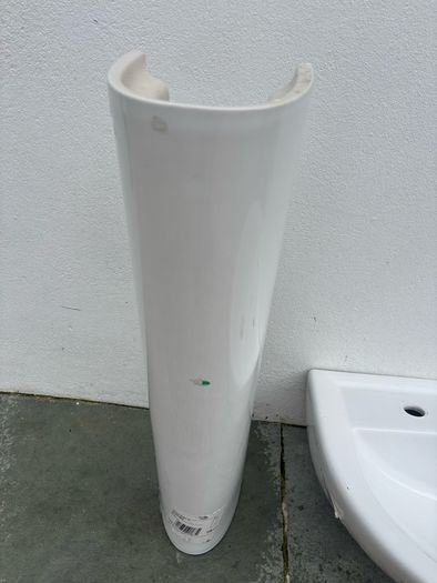 sink pedestal and taps