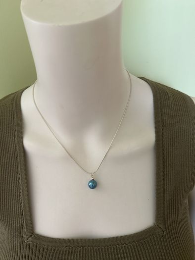 Pearl/ silver tone necklace and earrings jewelley set