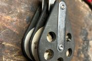 Vintage Barton Marine plain-bearing double blockThis is a classic twin-sheave pulley system featuring original white acetal resin wheels and lightweight dark composite cheek plates with distinctive weight-reduction holes.   Highly reliable, classic gear