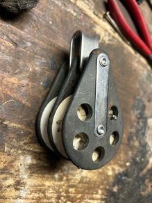 Vintage Barton Marine plain-bearing double blockThis is a classic twin-sheave pulley system featuring original white acetal resin wheels and lightweight dark composite cheek plates with distinctive weight-reduction holes.   Highly reliable, classic gear