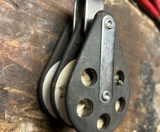 Vintage Barton Marine plain-bearing double blockThis is a classic twin-sheave pulley system featuring original white acetal resin wheels and lightweight dark composite cheek plates with distinctive weight-reduction holes.   Highly reliable, classic gear