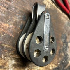 Vintage Barton Marine plain-bearing double blockThis is a classic twin-sheave pulley system featuring original white acetal resin wheels and lightweight dark composite cheek plates with distinctive weight-reduction holes.   Highly reliable, classic gear