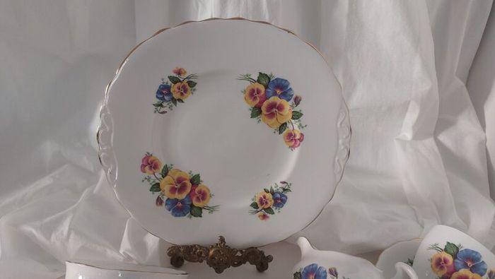 Stunning Vintage Dorchester Finest Bone China 21 Piece Teaset in a Fabulous Multicoloured Pansy Pattern in Excellent Condition