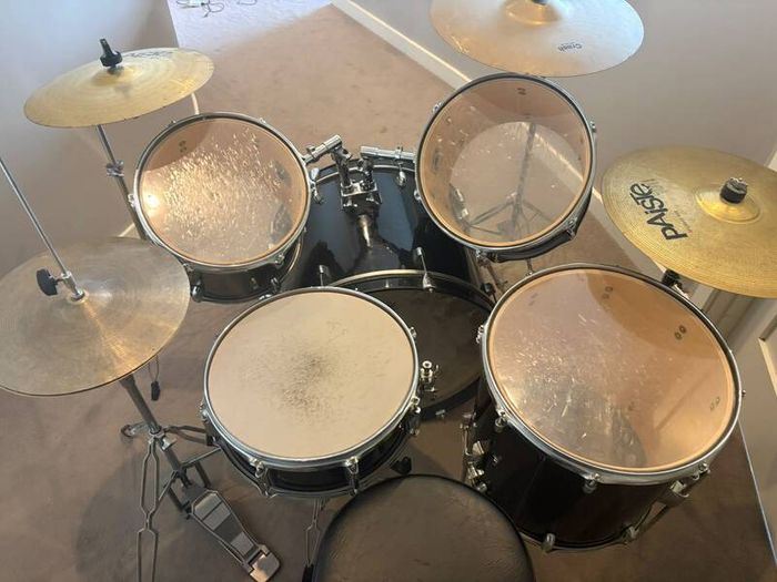 Full drumkit with accessories