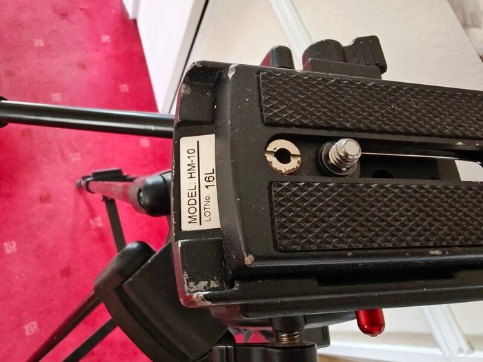 Tripod with fluid head
