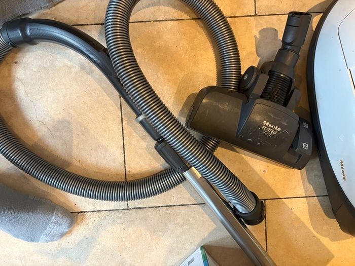 Miele vacuum for parts / repair