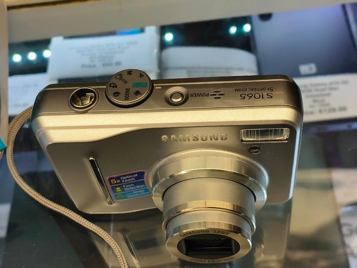 SAMSUNG S1065 10.2MP Compact Digital Camera, 5X Optical Zoom, Face Detection, Digital Image Stabilisation, (Takes 2 AA Batteries, Not Included) Used
