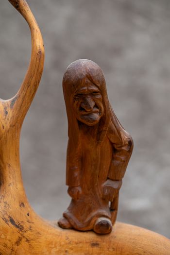 Sculptures, portraits made of wood.