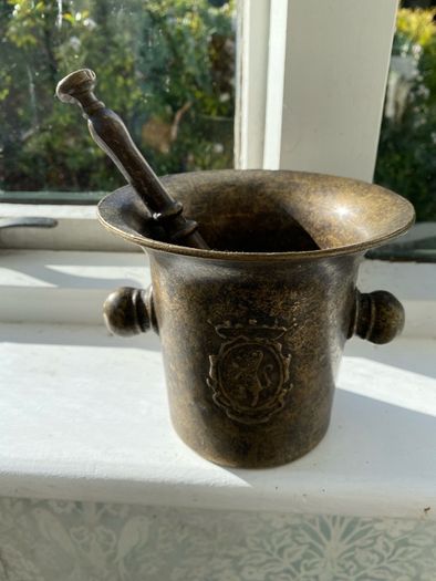 Antique Apothecary Mortar and pestle Lions Crest