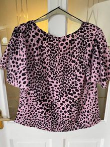 NEW Rowen Avenue Carraig Donn pink leopard print top animal print, Size Medium BNWT