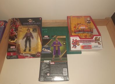 Marvel Figures and Game Set