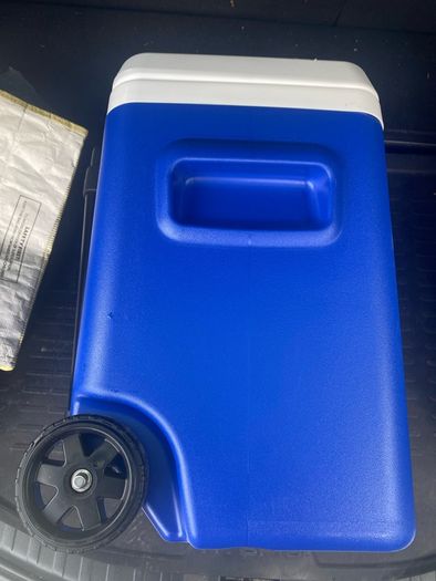 Igloo Laguna Roller Cooler Box 26L with Integrated Thermometer