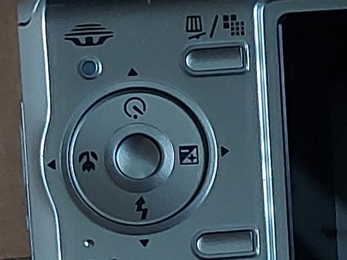 Sony Cyber-Shot Model DSC-S650, 7.2 Megapixels, Takes 2 x AA Baterys, in excellent working and cosmetic condition