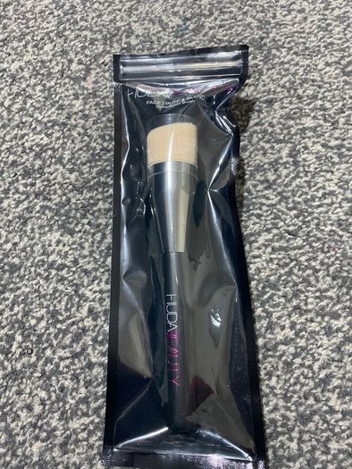 Huda Beauty Face Buff & Blend Brush brand new