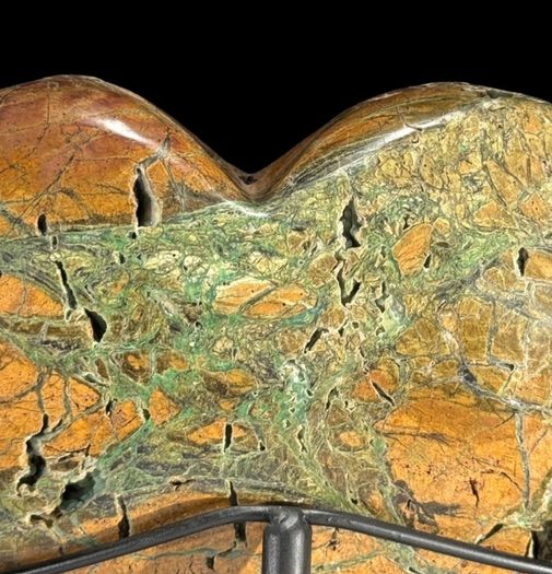 Exquisite Polished Green Smithsonite Heart on Custom Display Stand (21.3 x 15 x 8cm) - Natural Stone