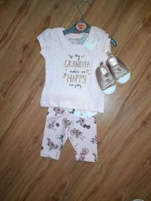 Pretty summer tee with leggings and shoes