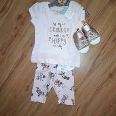 Pretty summer tee with leggings and shoes