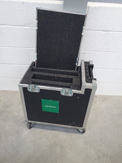 Flight case on wheels  with  Retractable handle