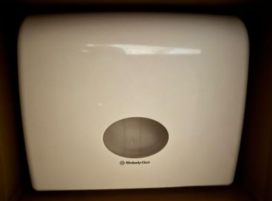 Toilet roll dispenser