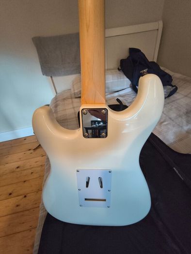 Harley Benton guitar ST-20 WH Standard Series + Harley Benton HB-10G Amp + Thomann bag + stand