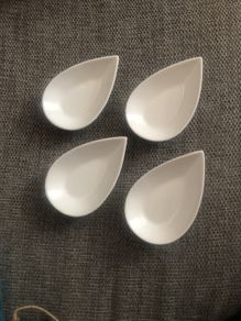 4 tear shaped dishes.