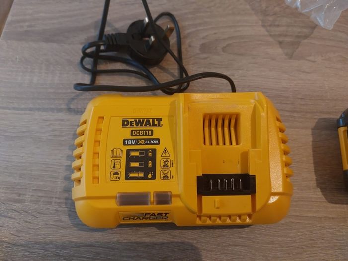 DEwalt. 18V XR Flex Volt 54v /9AH  batteries x 4 . DEwalt DCB/XR LI-ION  Fast Charger plus TSTAK box all are brand new