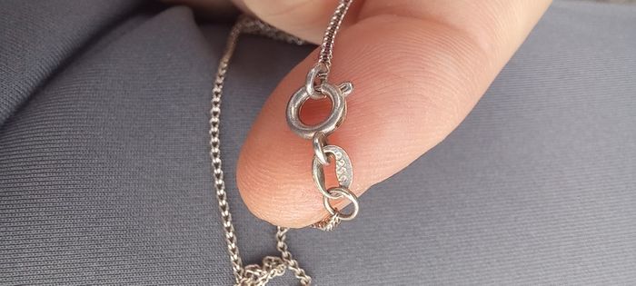 Vintage jewelry is sold individually for 5 to 10 euros