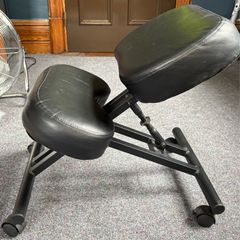 Ergonomic kneeling chair