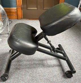 Ergonomic kneeling chair