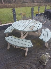 Round picnic table