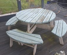 Round picnic table