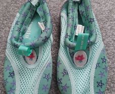 Kids swim shoes.size 10/28
