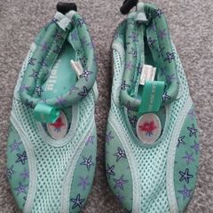 Kids swim shoes.size 10/28